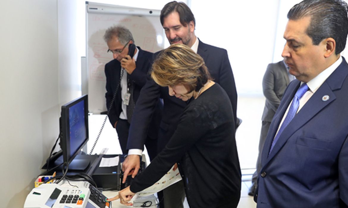 Responsável pela missão da OEA, presidente da Costa Rica, Laura Chinchilla, testa urna eletrônica