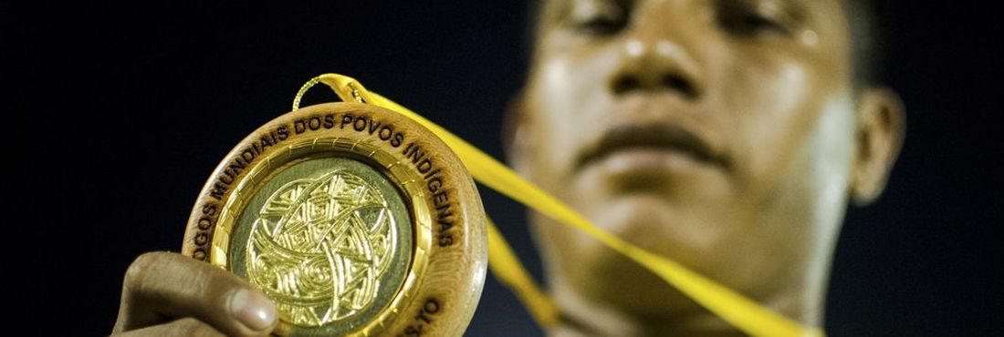 Palmas (TO)- Atleta Xerente mostra medalha conquistada durante competição contra a Bolívia 