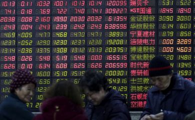 Investidores em frente a quadro eletrônico mostrando informações sobre o mercado acionário, em Xangai, China