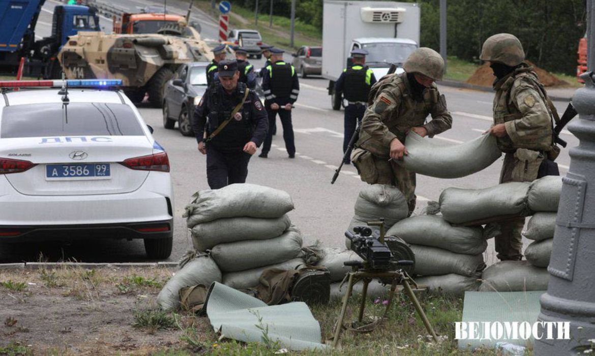 Rússia- 24-06-2023 Soldados Russos montam barreiras em Moscou.  Fotos Mídias socias.