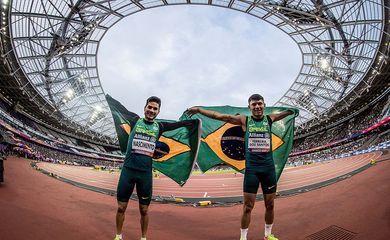 Petrúcio Ferreira (direita) e Yohansson Nascimento conquistam ouro e prata no Mundial de Atletismo Paralímpico, em Londres