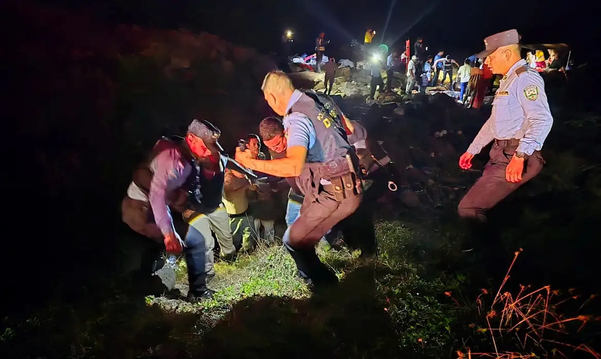 Rescue operations in the aftermath of a plane crash in the surroundings of Roatan Island, Honduras, in this pictured obtained on March 17, 2025. National Police of Honduras/Handout via REUTERS THIS IMAGE HAS BEEN SUPPLIED BY A THIRD PARTY. NO RESALES. NO ARCHIVES. MANDATORY CREDIT