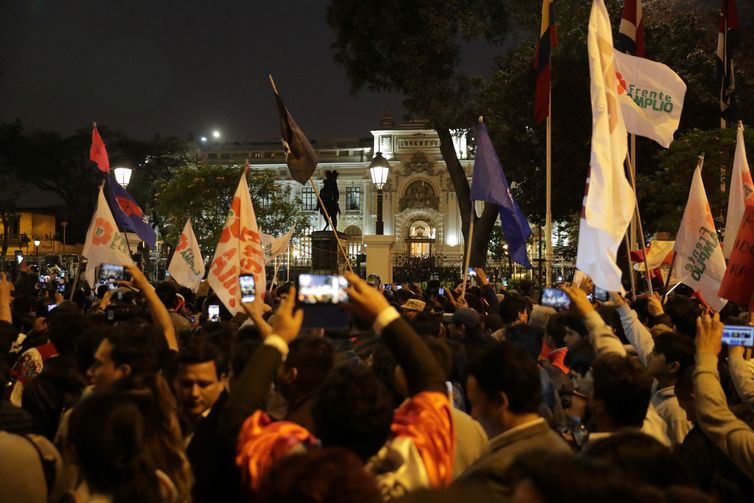 Apoiadores do presidente peruano Martín Vizcarra comemoram, em Lima, depois que o presidente dissolveu o Congresso do país 
