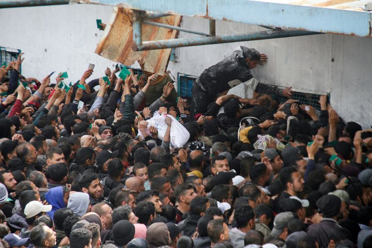 Palestinos se reúnem para buscar ajuda na Cidade de Gaza
 18/3/2024   Foto: REUTERS/Mahmoud Issa