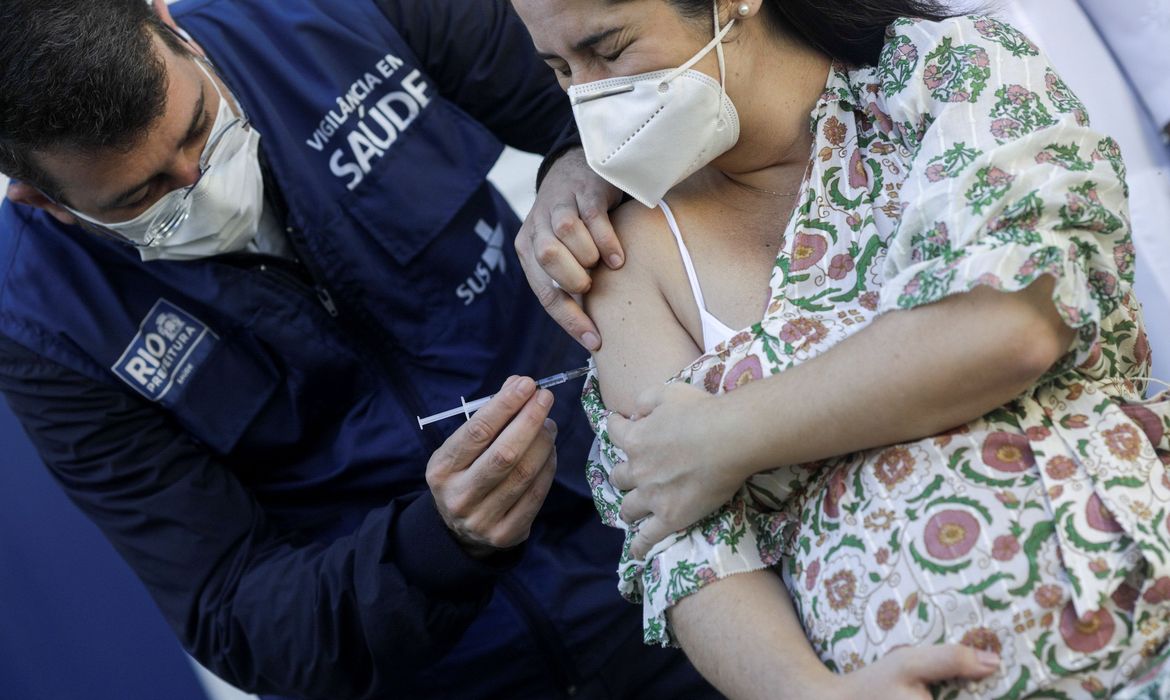 Vacinação de grávida no Rio de Janeiro 4/5/2021 REUTERS/Ricardo Moraes