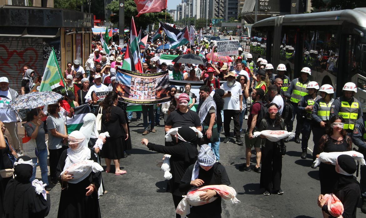 São Paulo (SP), 12/11/2023 - Ato em solidariedade ao povo palestino e pelo cessar fogo de Israel em Gaza, na Avenida Paulista. Foto: Rovena Rosa/Agência Brasil