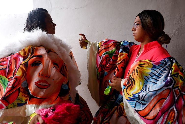 Rio de Janeiro (RJ), 06/02/2026 - Turma de bate-bola feminino, Brilhetes de Anchieta, se prepara para o carnaval 2026, em Anchieta, zona norte da cidade.  Foto: Tânia Rêgo/Agência Brasil