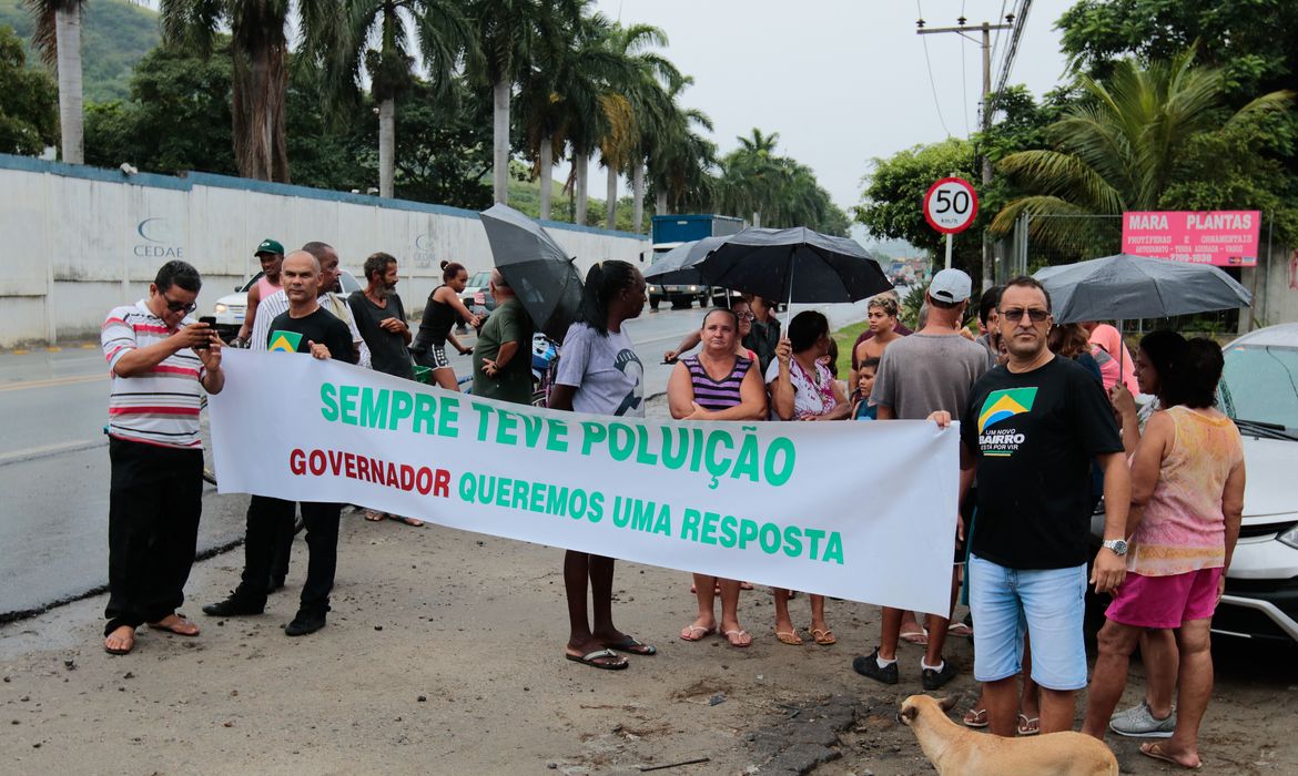  Grupo protesta em frente à Estação de Tratamento de Água Guandu, em Nova Iguaçu, na Baixada Fluminense. 