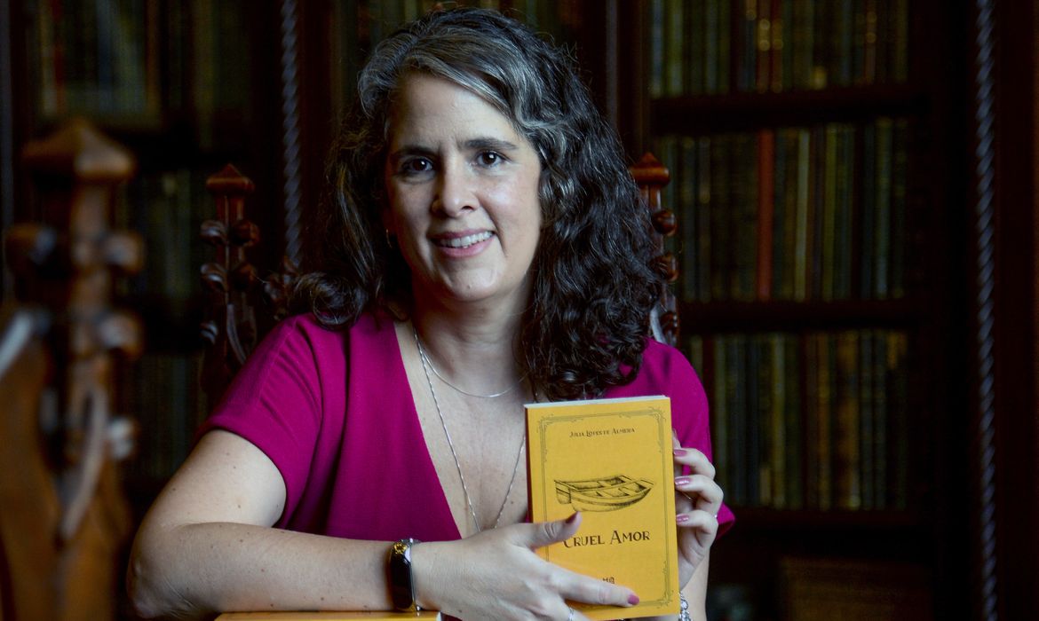 A proprietária da Janela Amarela Editora, Carol Engel durante entrevista à Agência Brasil no Real Gabinete Português de Leitura