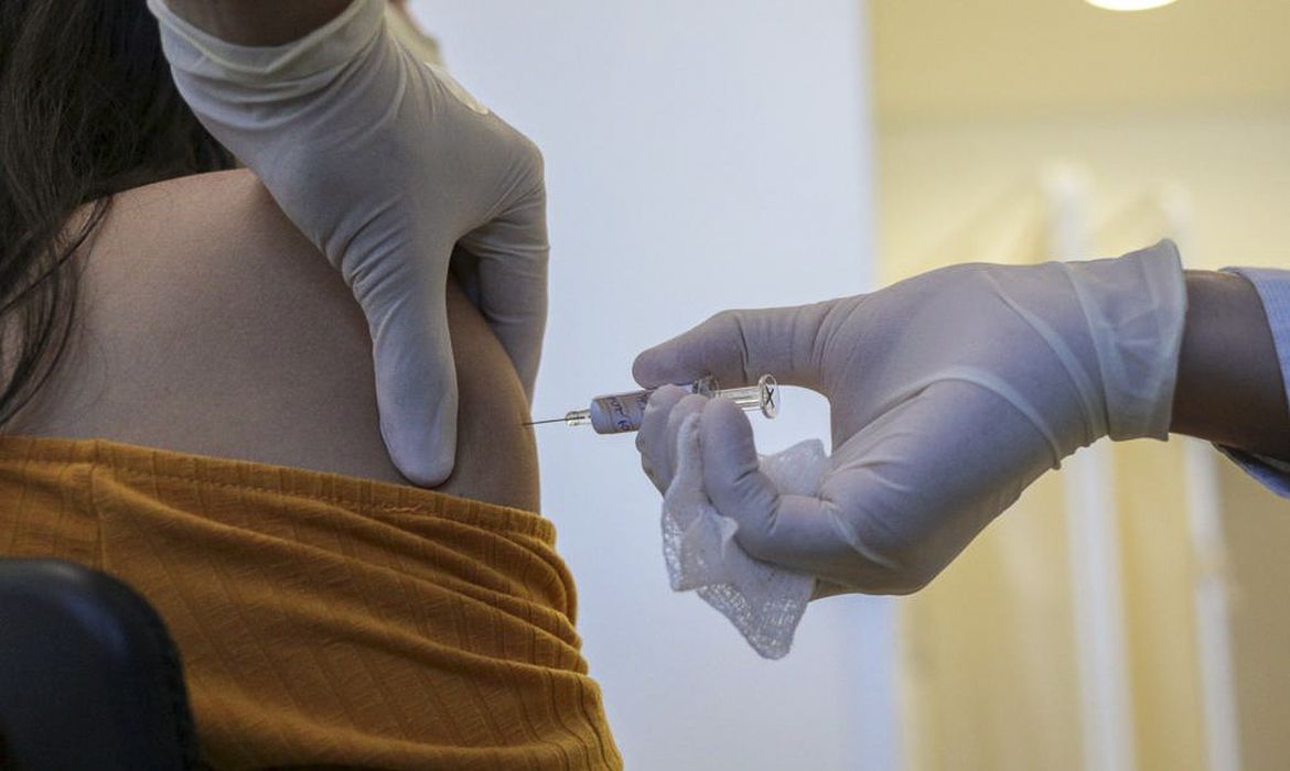 Governo de São Paulo inicia testes com vacina contra o novo coronavírus.
