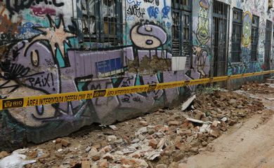 Parte de prédio desaba na Travessa do Mosqueira 30, na Lapa, e deixa moradores desabrigados após interdição do imóvel.