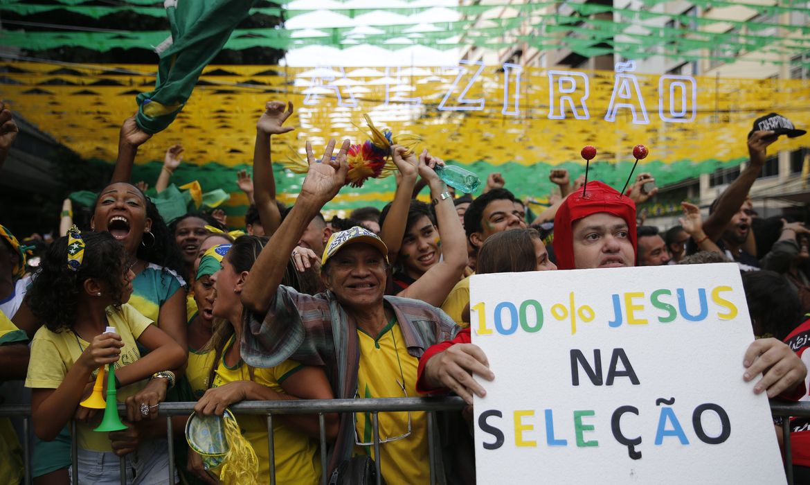 Torcedores comemoram vitória do Brasil contra a  Sérvia, na terceira rodada da Copa do Mundo da Rússia 2018, no Alzirão, Rio de Janeiro.