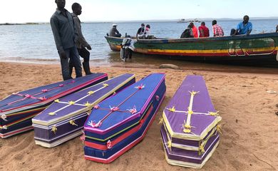 Voluntários organizam os caixões contendo os cadáveres de passageiros recuperados do naufrágio de uma balsa no Lago Vitória, na Tanzânia.