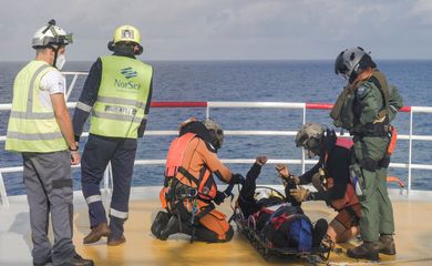 Autoridades francesas auxiliam imigrante no Mar Mediterrâneo