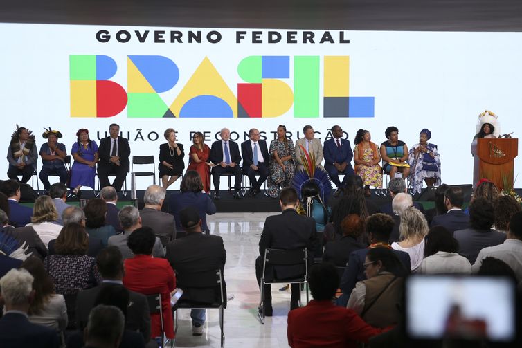 O presidente Luiz Inácio Lula da Silva, participa da cerimônia de posse das ministras da Igualdade Racial, Anielle Franco, e dos Povos Indígenas, Sonia Guajajara.