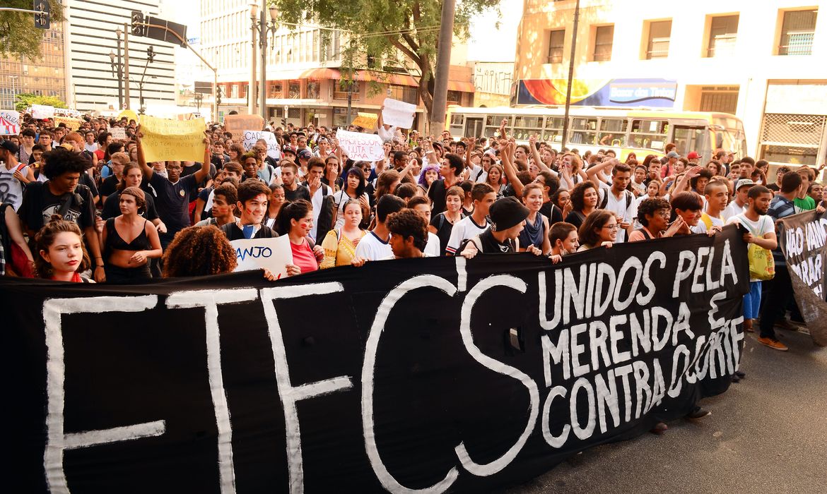 São Paulo - Alunos de escolas técnicas estaduais protestam contra desvios de merenda escolar e contra os cortes nos Centros de Ensino Técnico (Rovena Rosa/Agência Brasil) 