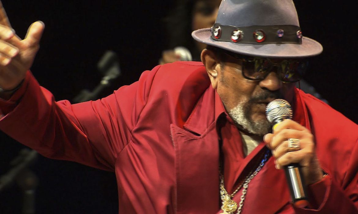 O cantor e compositor Gerson King Combo morreu na noite de ontem (22), aos 76 anos, por complicações do diabetes e infecção generalizada. Considerado o Rei do Soul no Brasil, ele era reconhecido como um dos principais nomes da música negra no