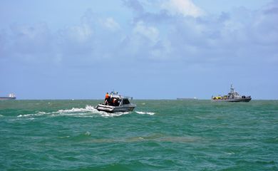 Equipes de busca procuram vítimas de naufrágio na Bahia (Divulgação/Ascom do 2ºDistrito Naval)