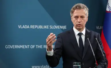 O primeiro-ministro esloveno, Robert Golob, fala em conferência de imprensa sobre o reconhecimento do Estado palestiniano, em Liubliana, Eslovénia, a 30 de maio de 2024. REUTERS/Borut Zivulovic