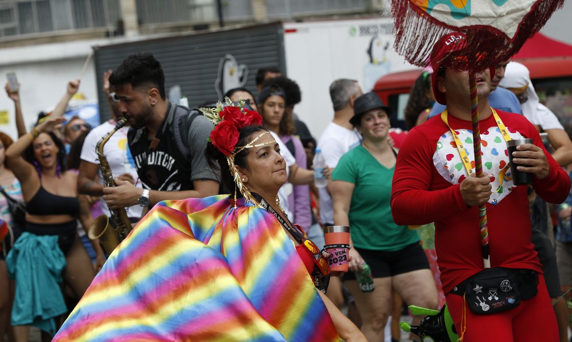 Blocos carnavalescos de rua fazem a Abertura do Carnaval Não Oficial 2023 na Praça XV.