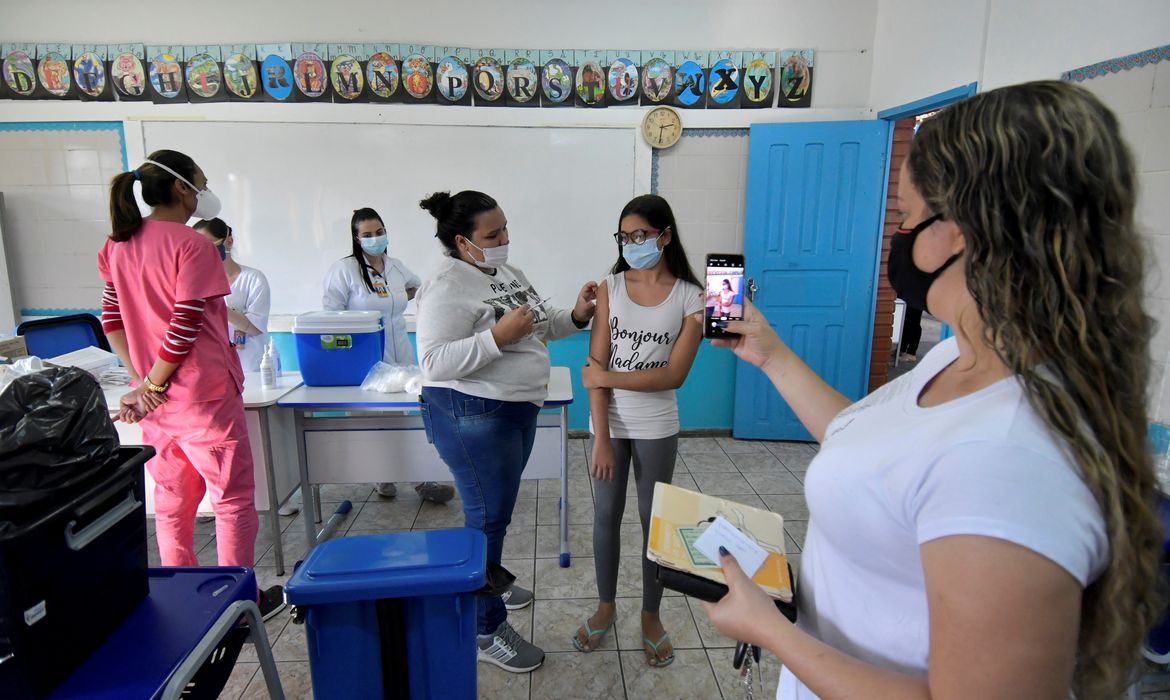 Vaccination of teenagers against the coronavirus disease (COVID-19) in Betim