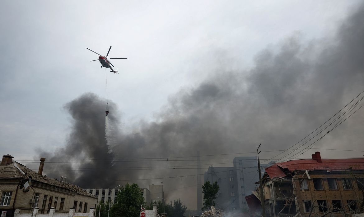 Ataque russo em Kiev
 17/6/2025   REUTERS/Valentyn Ogirenko