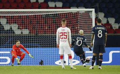 Neymar marca de pênalti em vitória do PSG sobre o RB Leipzig