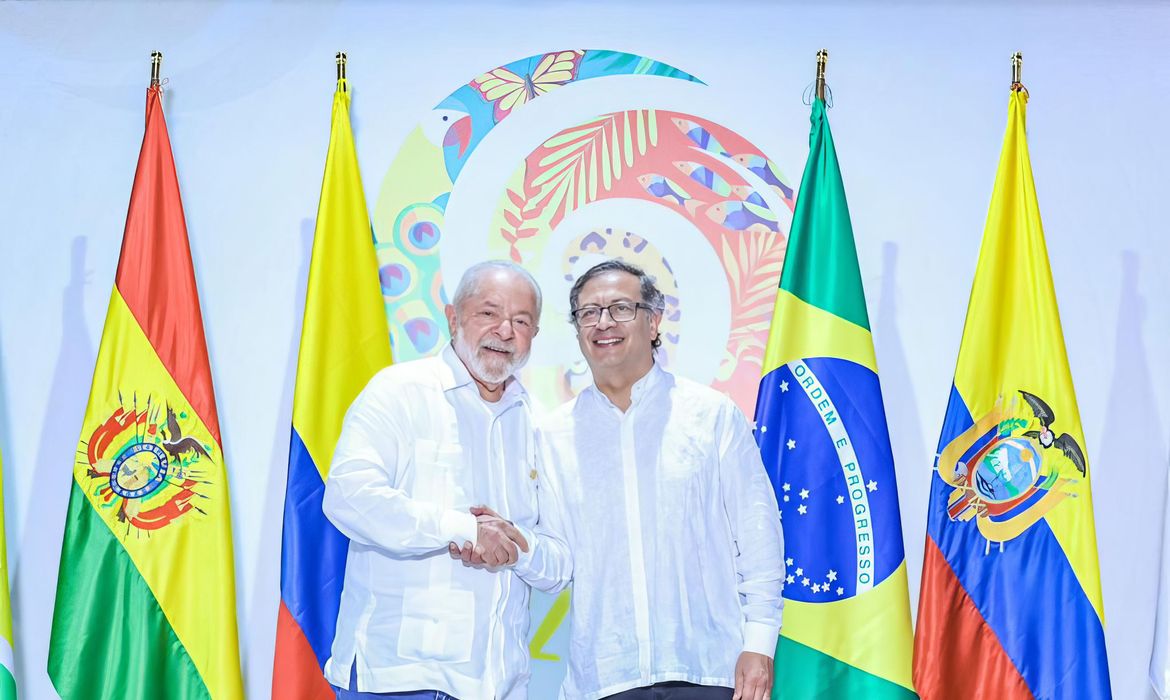 Colômbia - 08/07/2023 - O presidente Lula, com o Presidente da República da Colômbia, Gustavo Petro, na sessão de encerramento da Reunião Técnico-Científica da Amazônia. Foto: Cláudio Kbene/PR