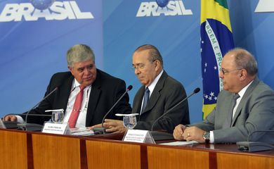 Os ministros da Secretaria de Governo, Carlos Marun, da Casa Civil, Eliseu Padilha, e de Segurança Institucional, Sérgio Etchegoyen, durante entrevista coletiva, no Palácio do Planalto.