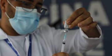 Enfermeiros tiram dúvidas sobre campanha de vacinação em Tabatinga