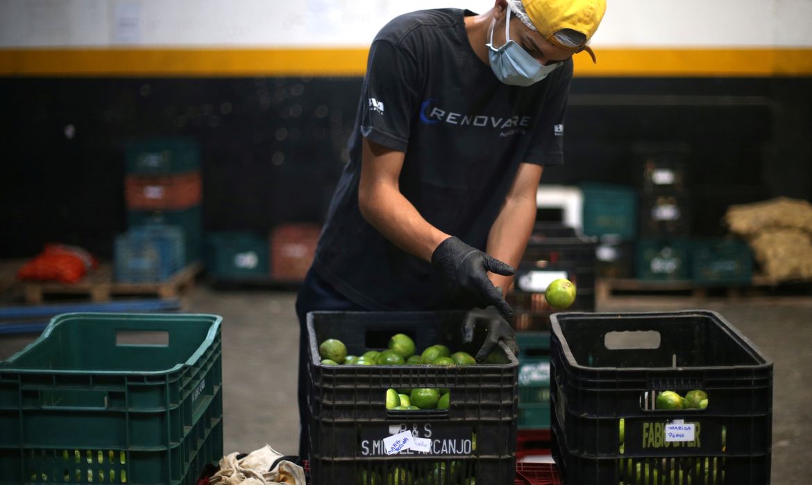 Trabalhador de cooperativa do município de Piedade prepara distribuição de itens vendidos por meio de aplicativo em meio ao surto de Covid-19