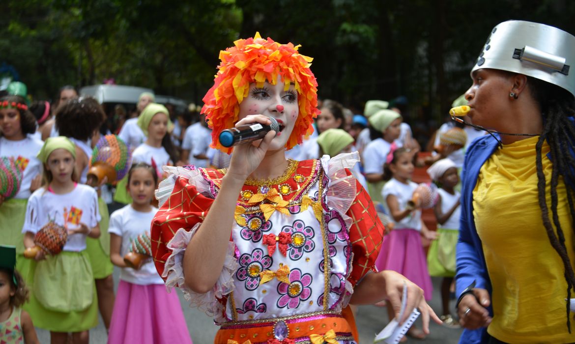 São Paulo - O Bloco das Emílias e Viscondes, que desfila há 12 anos, celebra a literatura infantil e as marchinhas carnavalescas, na praça Rotary, em Santa Cecília (Rovena Rosa/Agência Brasil)
