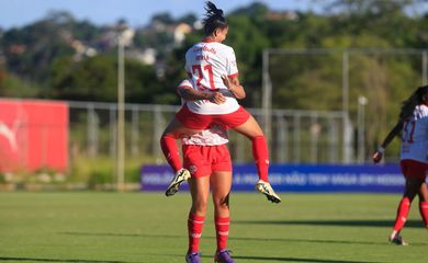 Jogadoras do Red Bull Bragantino comemoram gol