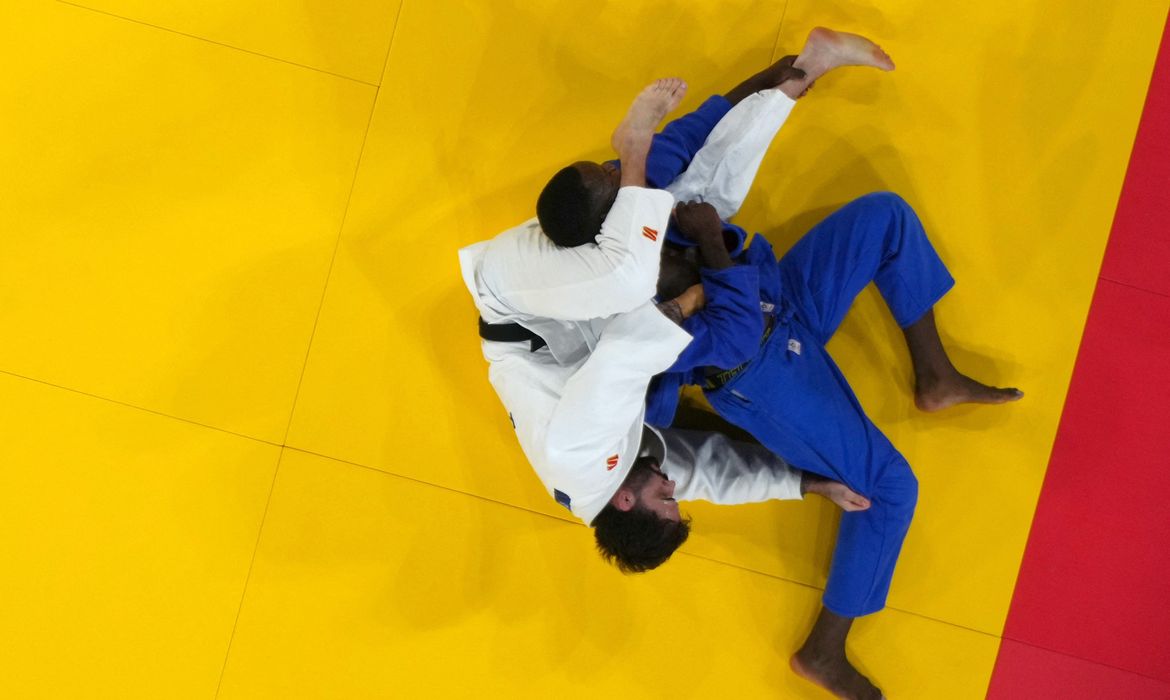 Paris 2024 Olympics - Judo - Men -90 kg Contest for Bronze Medal A - Champ de Mars Arena, Paris, France - July 31, 2024.  Rafael Macedo of Brazil in action against Maxime-Gael Ngayap Hambou of France. REUTERS/Kim Kyung-Hoon