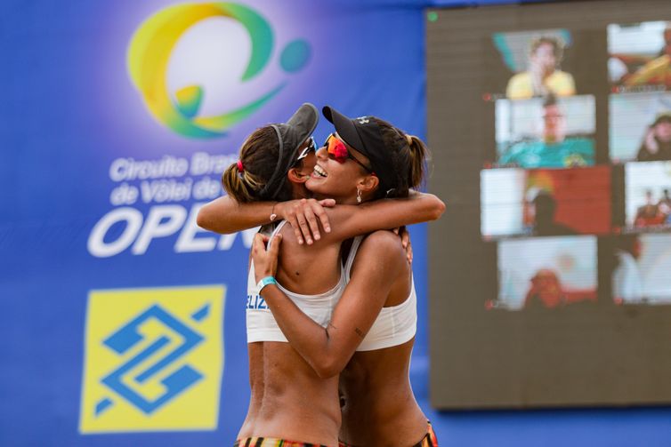Elize Maia e Thâmela comemoram a conquista do bronze na sétima etapa feminina.
