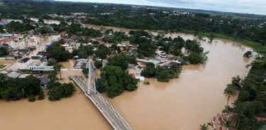 Rio Acre sobe e inunda.