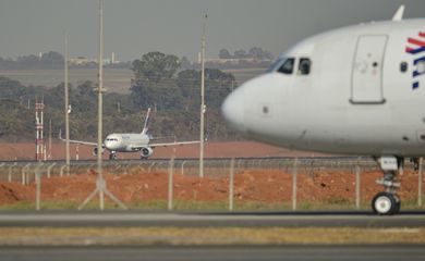 Movimentação de aviões comerciais no aeroporto de Brasília.