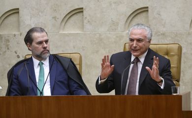 O presidente do STF, ministro Dias Toffoli, e o presidente Michel Temer participam de sessão solene no Supremo Tribunal Federal (STF) em comemoração aos 30 anos da Constituição brasileira.