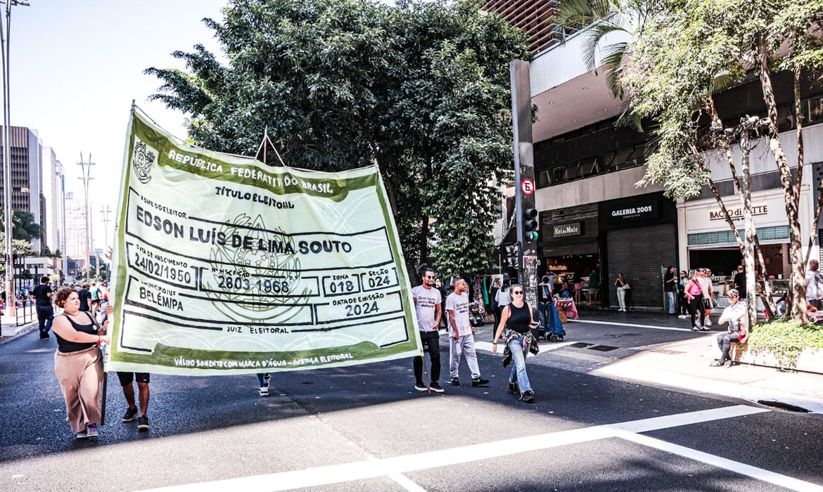 São Paulo. 21/04/2024 Campanha usa título de eleitor gigante para chamar jovens para votar. FOTOS  Fernando Cavalcanti