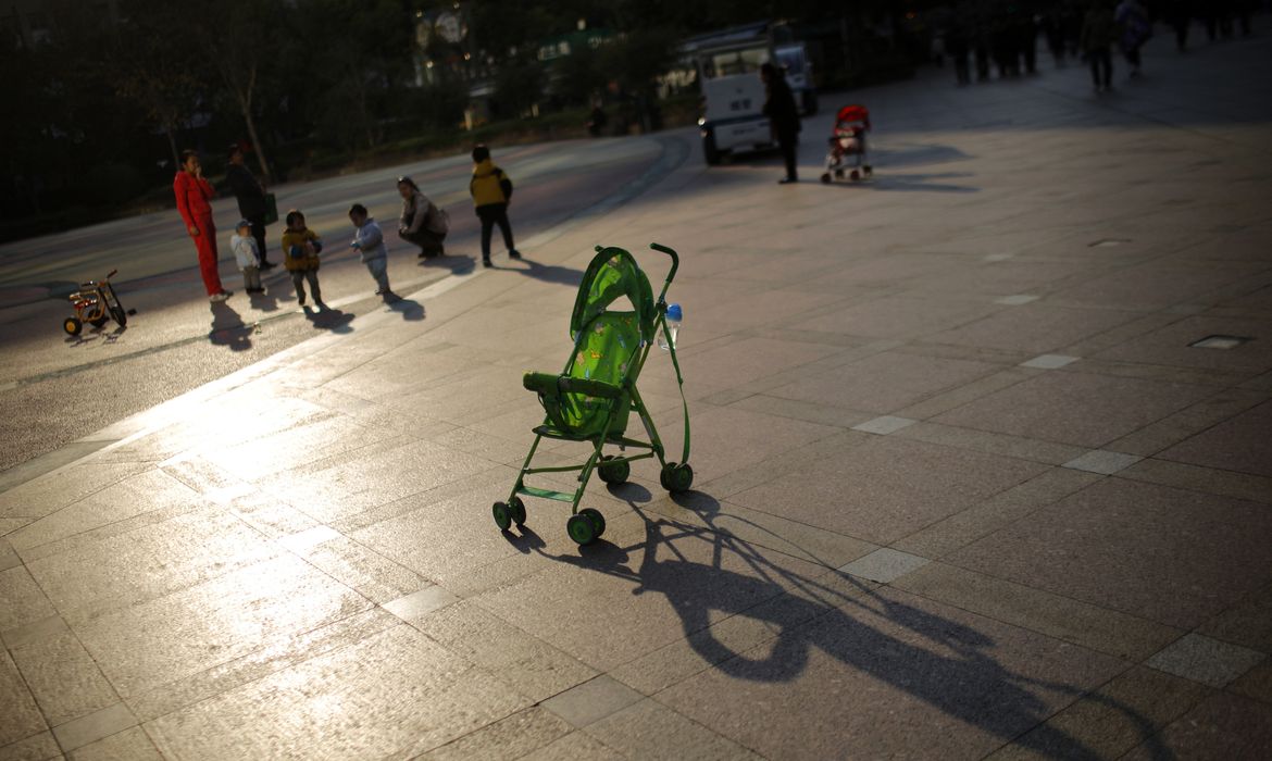 Carrinho de bebê em parque no centro de Xangai