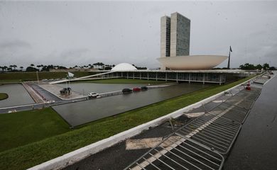 Brasília (DF) 31/01/25 Grades que cerca o Congresso nacional foi quase toda para o chão durante a forte chuva que caiu na Esplanada dos Ministérios. Foto Lula Marques/ Agência Brasil