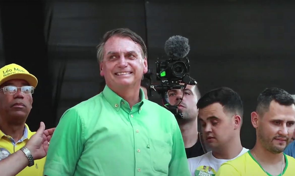 Candidato à reeleição fez comício em Divinópois, Minas Gerais