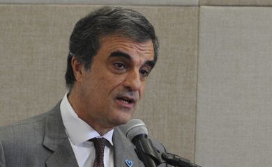 O ministro da Justiça, José Eduardo Cardoso, durante entrevista para divulgar o mais recente relatório nacional sobre tráfico de pessoas e lançar o selo comemorativo dos Correios (Antonio Cruz/Agência Brasil)