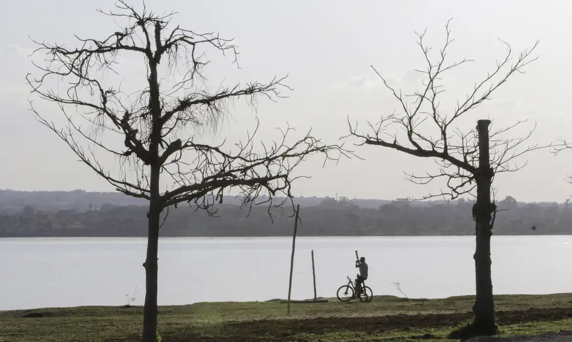 Brasilienses aproveitam o sol e o perídodo da seca. Não chove ha 108 dias na cidade