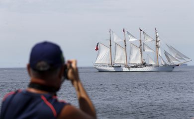 Rio de Janeiro - Veleiros do evento Velas Latinoamérica 2018 desfilam no encerramento da competição na orla da zona sul do Rio. (Tomaz Silva/Agência Brasil)