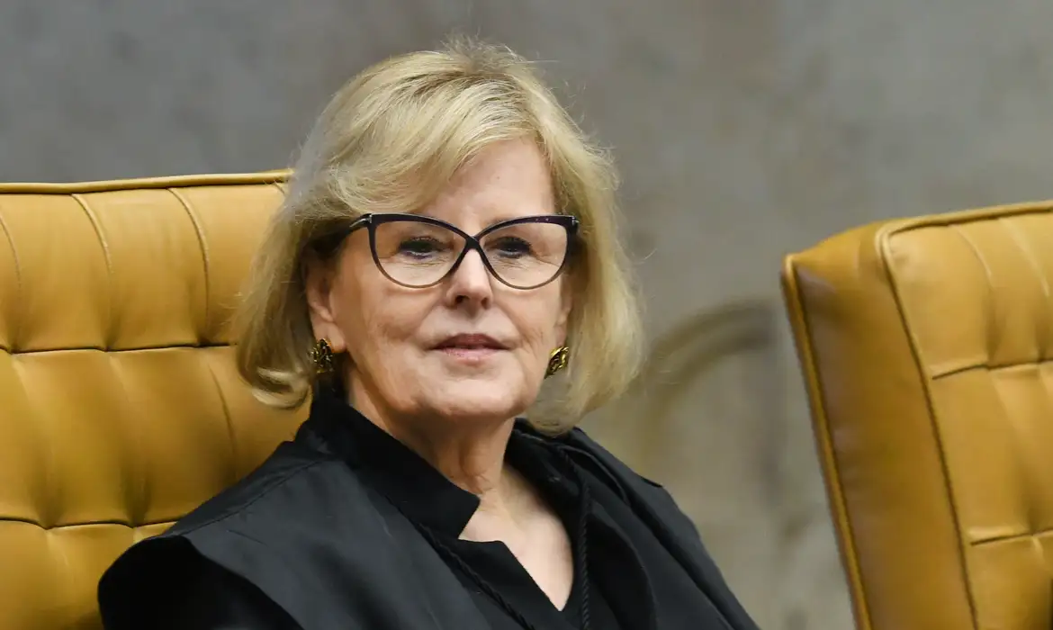 Ministra Rosa Weber durante sessão extraordinária do STF.