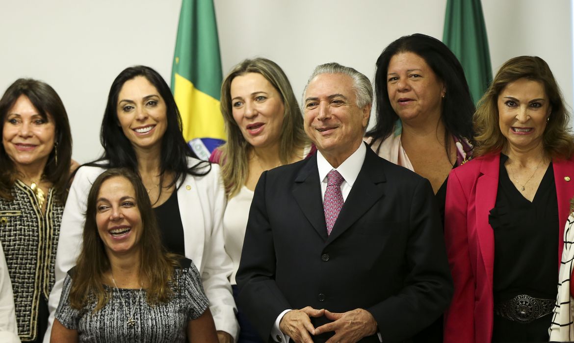 Brasília - O presidente interino, Michel Temer, recebe deputadas da bancada feminina da Câmara dos Deputados (Marcelo Camargo/Agência Brasil)