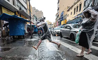 São Paulo (SP), 18/02/2025 - Calor de 35ºC e chuva forte a tarde no centro de São Paulo. Foto: Paulo Pinto/Agência Brasil