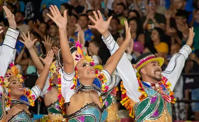 Cortejo de quadrilhas abre temporada de festas juninas em Recife