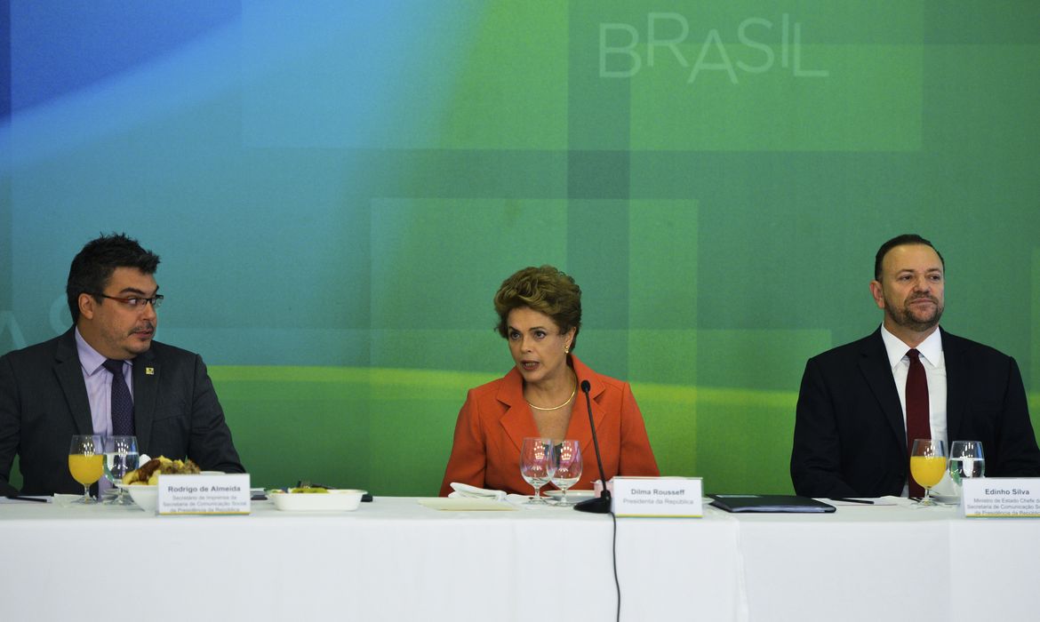 Brasília - Presidenta Dilma Rousseff e o ministro Edinho Silva durante café da manhã com jornalistas-setoristas do Palácio do Planalto (José Cruz/Agência Brasil)